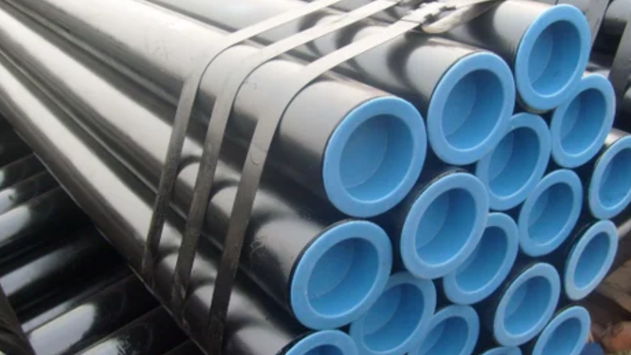 What industries commonly use ASTM A500 Grade B pipes?